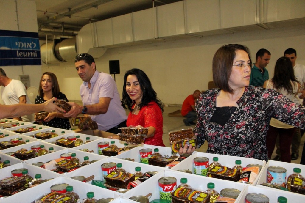 موظفو مجموعة لئومي يوزعون مئات الطرود الغذائية على العائلات المحتاجة بمناسبة رمضان (5)