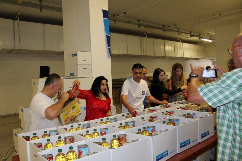 موظفو مجموعة لئومي يوزعون مئات الطرود الغذائية على العائلات المحتاجة بمناسبة رمضان (6)