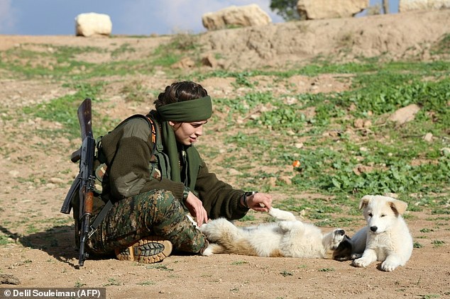 1xce06zgkQ28e9e5aede2c9b3b3f-3358261-Syriac_Christian_Lucia_member_of_the_battalion_called_the_Female-a-8_1450021546238