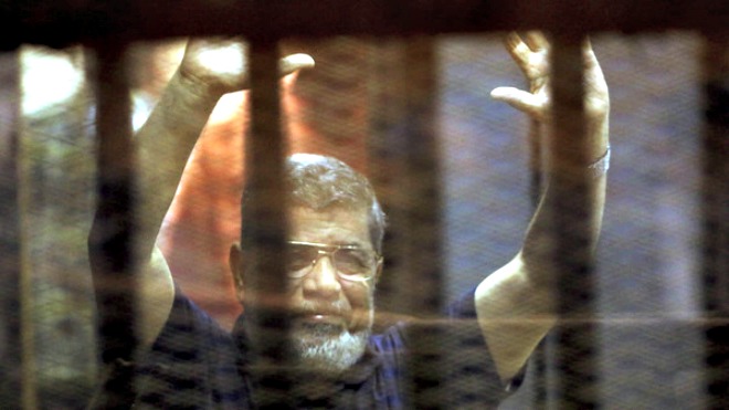 مصر- المؤبد لمرسي والإعدام لـ 6 من المتهمين بالتخابر