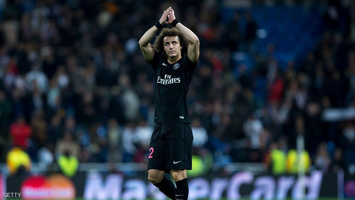 MADRID, SPAIN - NOVEMBER 03:  David Luiz of Paris Saint-Germain acknowledges the audience after the UEFA Champions League Group A match between Real Madrid CF and Paris Saint-Germain at Estadio Santiago Bernabeu on November 3, 2015 in Madrid, Spain.  (Photo by Gonzalo Arroyo Moreno/Getty Images)