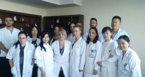 اخصائية الطب البديل وفاء مرعي وطلابها في الصين: " هل يمكن شفاء مرضى السرطان عن طريق الطب البديل؟"